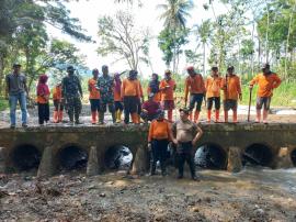 AKSI RELAWAN HARGOMULYO RESCEU (HRC) BERSIHKAN TUMPUKAN SAMPAH DI AREA CROSSWAY