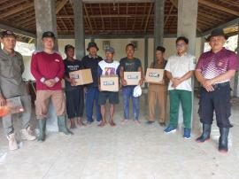 DIDAMPINGI PANEWU GEDANGSSARI, BPBD GUNUNGKIDUL BERSAMA PEMKAL SERAHKAN BANTUAN KORBAN POHON TUMBANG