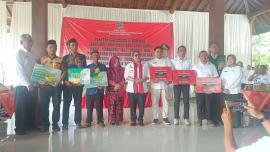 BUPATI GUNUNGKIDUL SERAHKAN SECARA SIMBOLIS BANTUAN BLT DBHCHT KEPADA PETANI TEMBAKAU