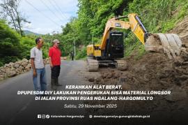KERAHKAN ALAT BERAT, SISA MATERIAL LONGSOR DI JALAN PROVINSI RUAS NGALANG-HARGOMULYO DIKERUK