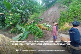 TANAH LONGSOR TERJANG SEJUMLAH TITIK DI HARGOMULYO, AKSES JALAN TERTUTUP DAN RUMAH WARGA TERDAMPAK