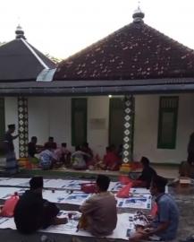JAMAAH MUSHOLA AL MUTTAQIN KOMPLEK KAPANEWON GEDANGSARI GELAR TRADISI KENDURI DAN BUKA BERSAMA