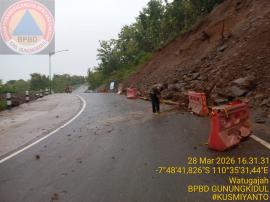 HUJAN DERAS SEBABKAN LONGSOR DI RUAS JALAN CLONGOP GEDANGSARI