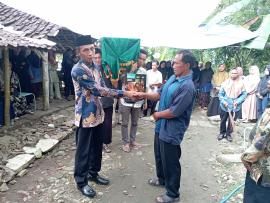 PENYERAHAN AKTA KEMATIAN ALMARHUM PARTOINANGUN (PACE B RT 003/003) KEPADA PIHAK KELUARGA 