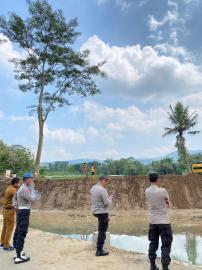 DIKERJAKAN BBWS SERAYU OPAK, PENGERUKAN SEDIMENTASI AREA CROSSWAY HARGOMULYO DIMULAI